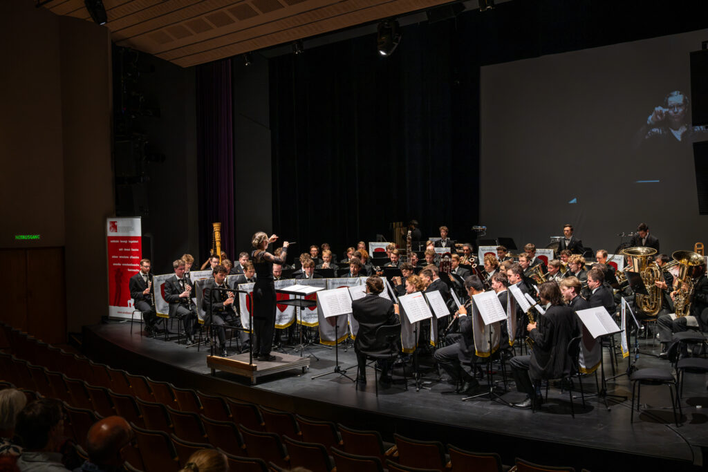 Julia Wyser dirige la Fanfare d'armée suisse