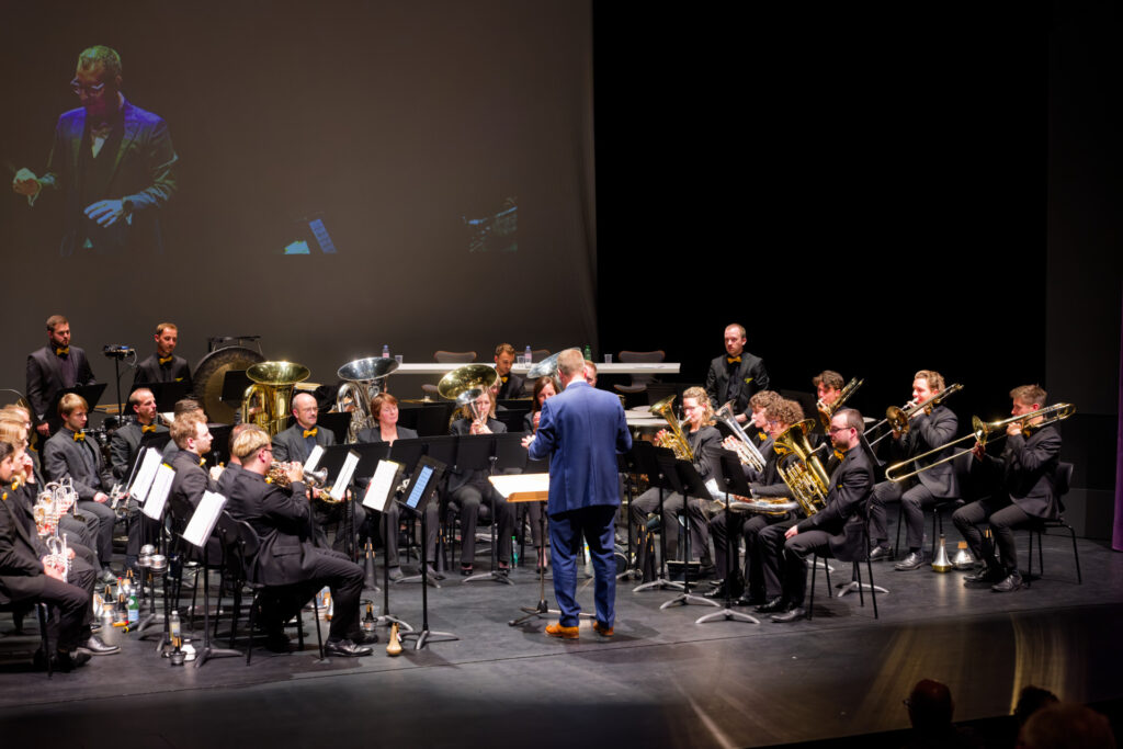 Le Brass Band Emmental sur la scène du Kurtheater avec son directeur, Jan Müller