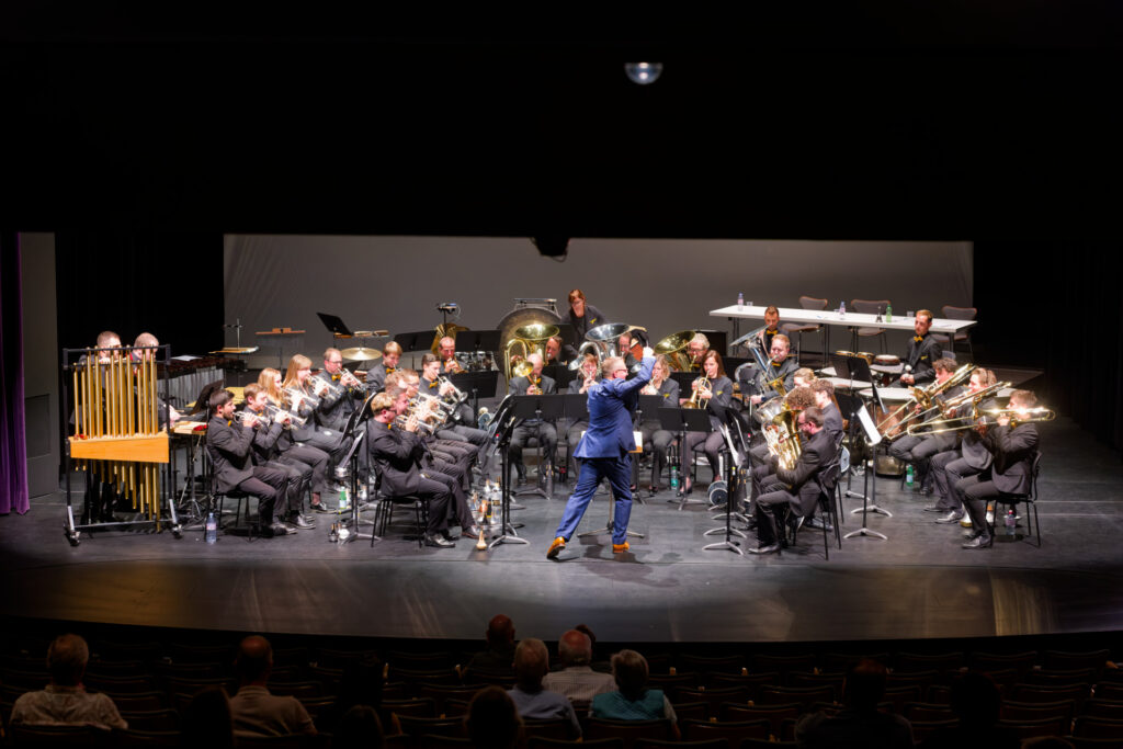 Le Brass Band Emmental sur la scène du Kurtheater avec son directeur, Jan Müller