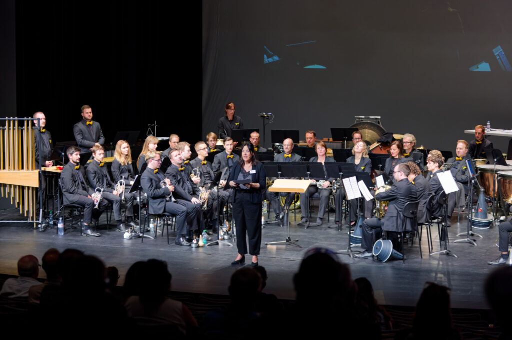 Le Brass Band Emmental sur la scène du Kurtheater, avec la présentatrice Nadine Garnitschnig