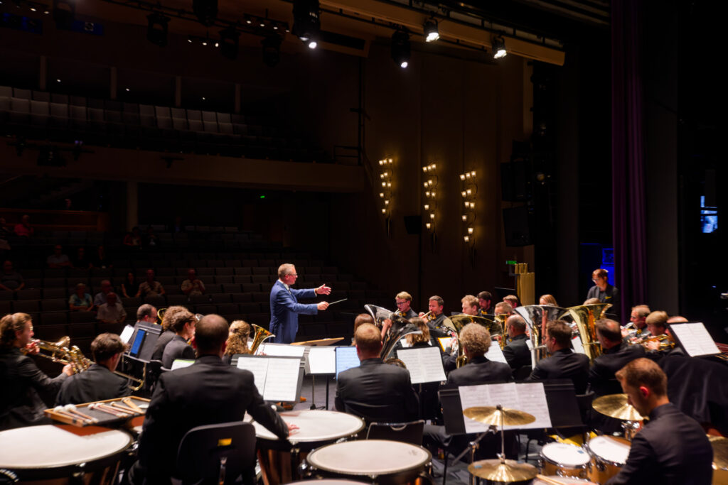 Le Brass Band Emmental sur la scène du Kurtheater avec son directeur, Jan Müller