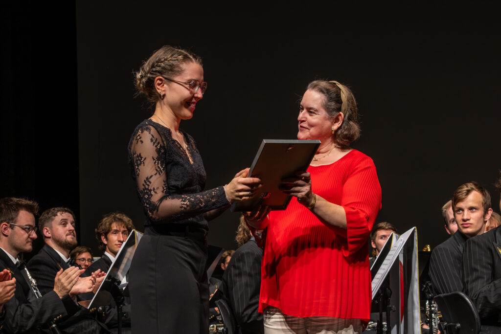 Julia Wyser reçoit son diplôme des mains d'Annick Villanueva (à d.)