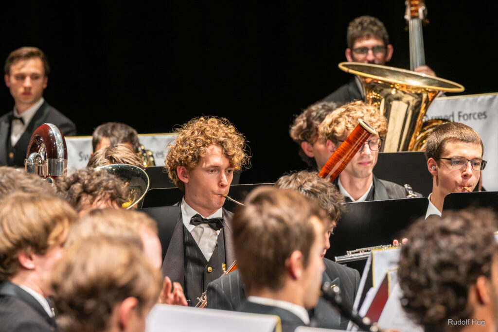 Les musiciens de l'Orchestre symphonique à vents de la Fanfare d'armée suisse sur scène