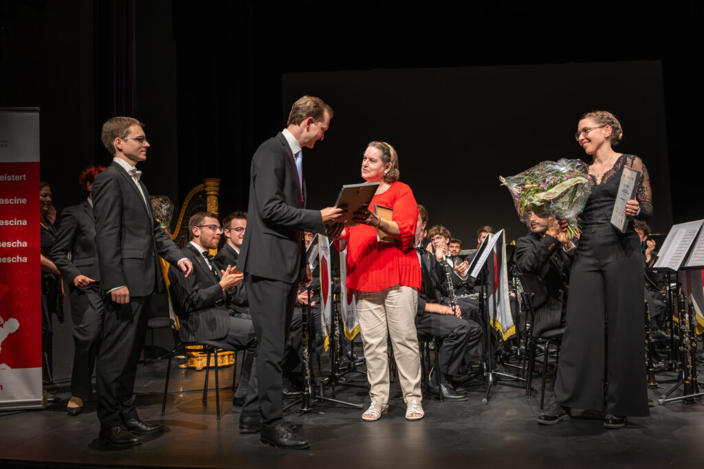 Luca Belz reçoit son diplôme des mains d'Annick Villanueva (à d.)