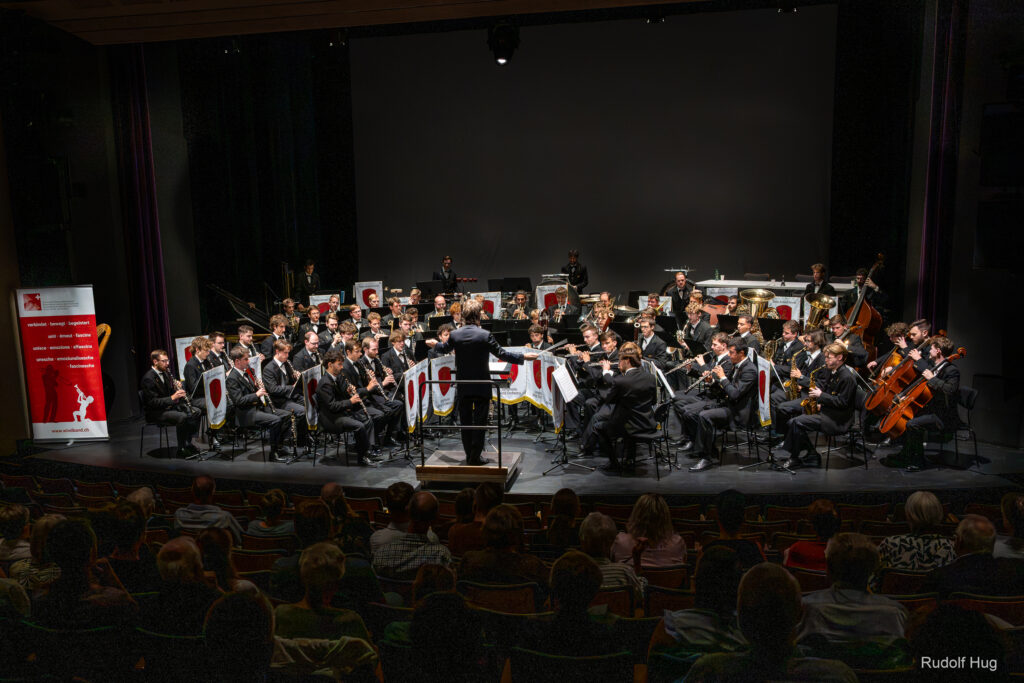 Orchestre symphonique à vents de la Fanfare d'armée suisse sur scène