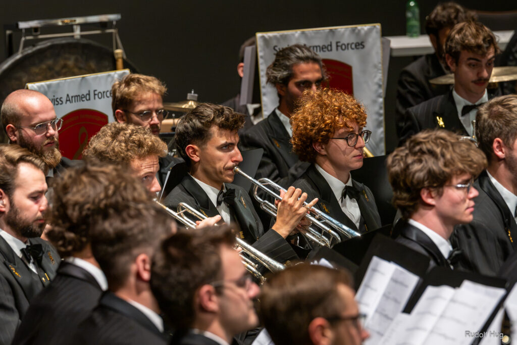 Les musiciens de l'Orchestre symphonique à vents de la Fanfare d'armée suisse sur scène
