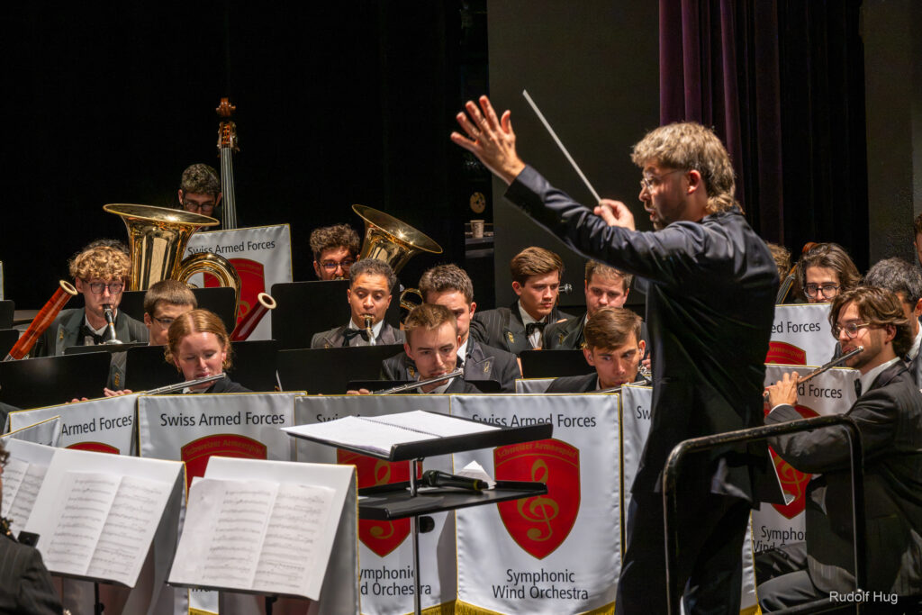 Musicien(ne) et directeur de l'Orchestre symphonique à vents de la Fanfare d'armée suisse sur scène