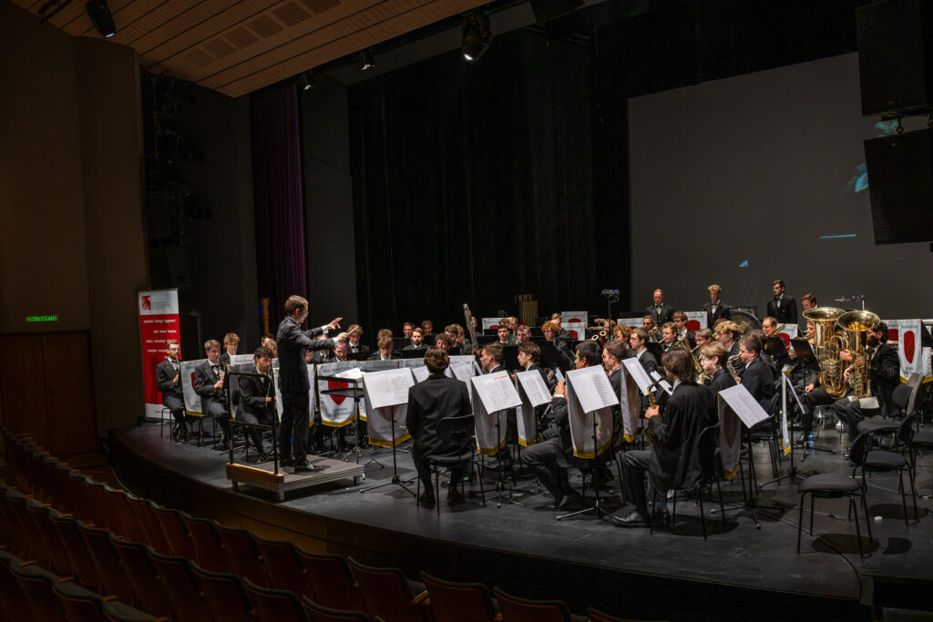 Romain Gili dirige la Fanfare d'armée suisse