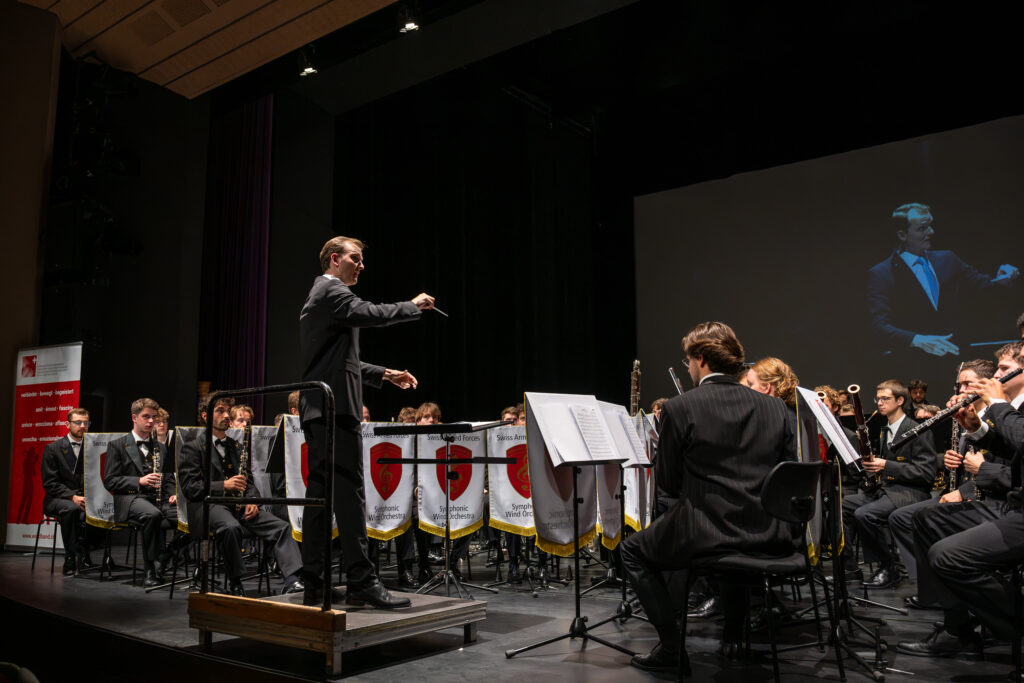 Luca Belz dirige la Fanfare d'armée suisse