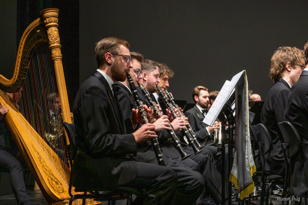 Les clarinettistes de l'Orchestre symphonique à vents de la Fanfare d'armée suisse sur scène