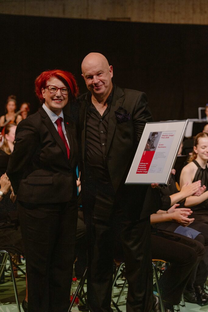 Armin Bachmann, lauréat du prix Stephan Jaeggi, en compagnie de Luana Menoud-Baldi; l'orchestre en arrière-plan