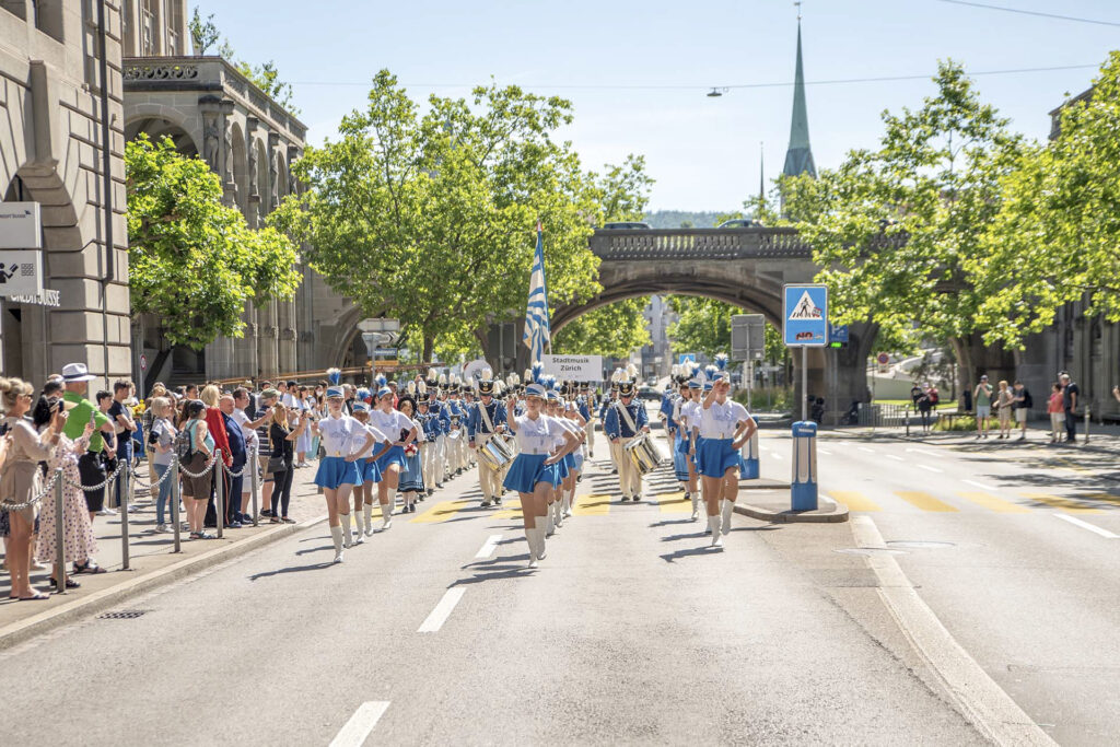 Formation auf der Paradestrecke mit Zuschauern am Strassenrand