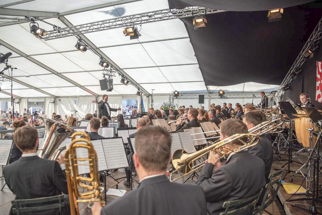 Blasmusikformation auf der Bühne in einem Festzelt