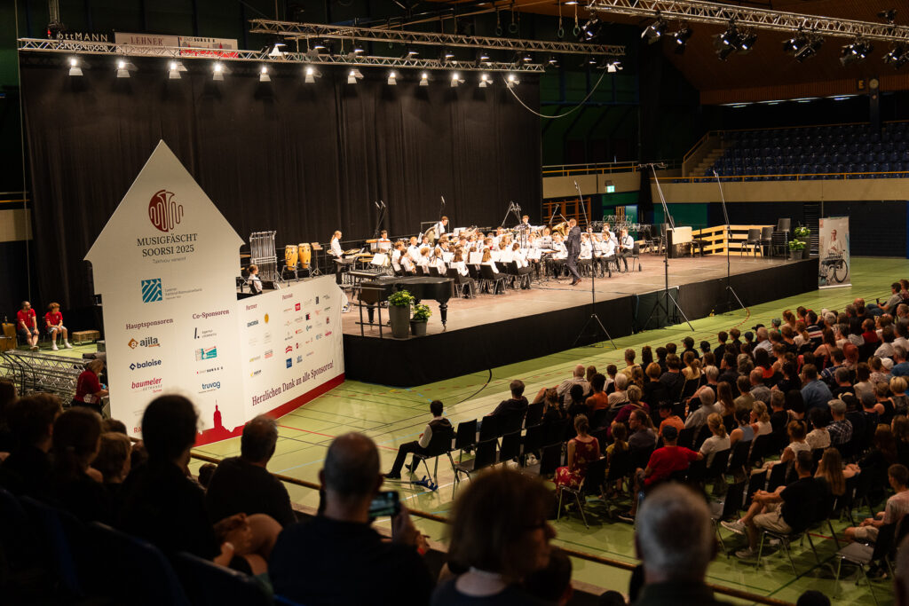 Musikverein auf der Bühne der Stadthalle und viel Publikum