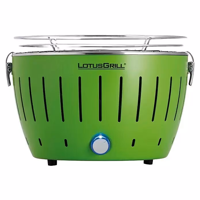 LotusGrill – das Original! Mit LotusGrill wird Grillen zum unkomplizierten Vergnügen. Genießen Fleisch, Fisch oder Gemüse mit dem typischem Holzkohlengrill-Geschmack, aber ganz ohne langes Anfeuern und nahezu rauchfrei.
Grillspaß in Minutenschnelle ohne große Vorarbeit. Der stufenlos verstellbare, im Grill integrierter Ventilator sorgt dafür, dass die Holzkohle von unten belüftet wird. Der Grill ist nach nur 4 Minuten breit zum Grillen.
Grillrost und Innenschale sind aus Edelstahl gefertigt und können in der Spülmaschine gereinigt werden. Der Grill selber ist aus pulverbeschichteten Stahl.
Inhalt:
Lotusgrill, Tragetasche, 4 x Mignon Batterien,
USB Ladekabel, Gebrauchsanweisung
Gewicht ca. 3,7 kg
Abmessungen: Ø oben ca. 350 mm,
Ø unten ca. 260 mm, Höhe ca. 234 mm,
Ø Grillrost ca. 320 mm
Originalkarton