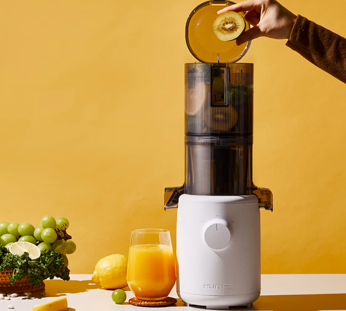 Der Hurom H310A führt sich die Zutaten selbst zu und verarbeitet unterschiedlichstes Pressgut souverän zu frischem Saft. Das Gerät ist kompakt und damit auch zum Mitnehmen auf Reisen geeignet.
Aktuelles Modell 2024, Self-Feeding, Kompakter Slow Juicer