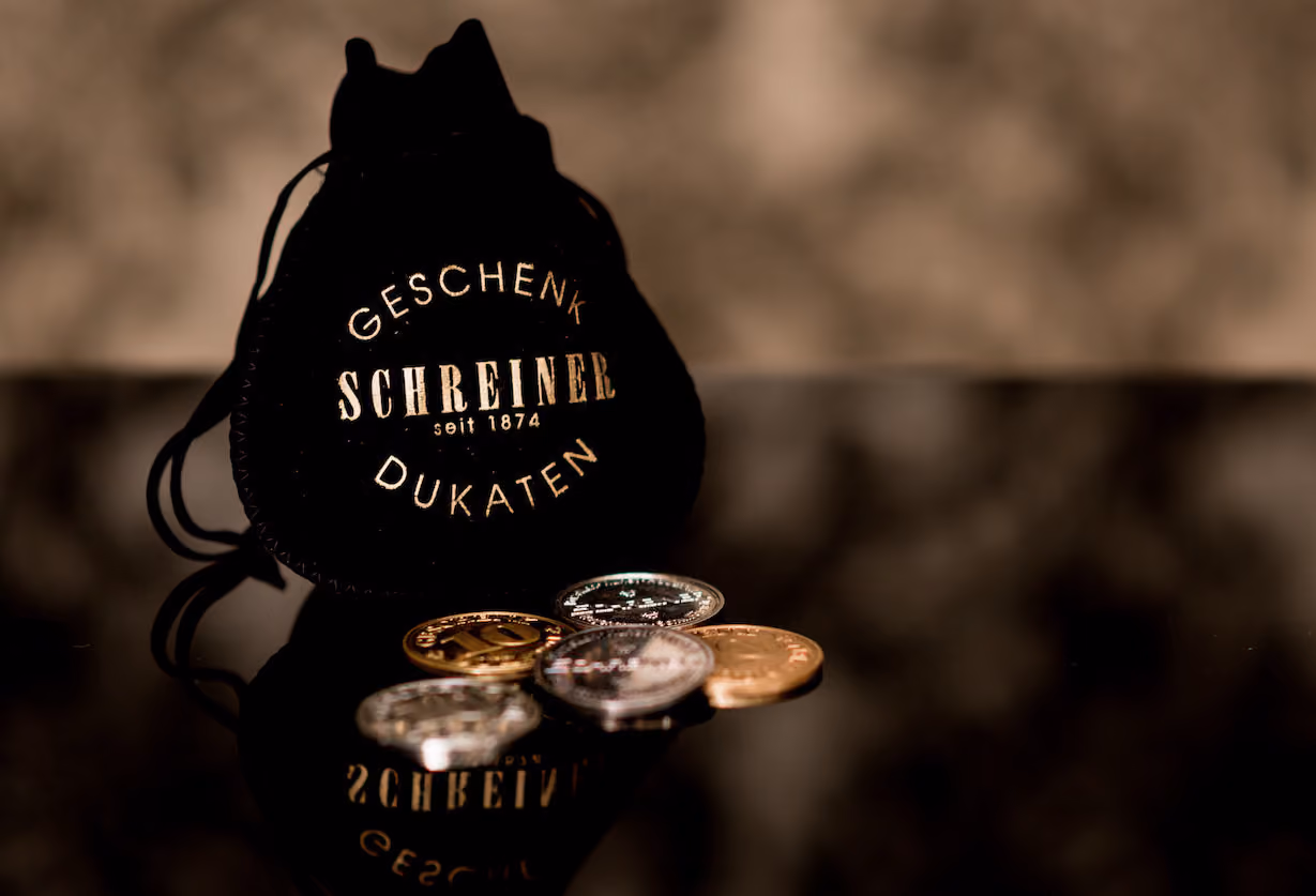 Die beliebten Schreiner Dukaten sind nun auch online erhältlich.
Eine Münze hat einen Einkaufswert von 10 Euro. Einfach Betrag auswählen und bestellen.
Im edlen Samtsäckchen verpackt bekommen Sie die Münzen innerhalb von 4 Tagen bequem nach Hause versandt.