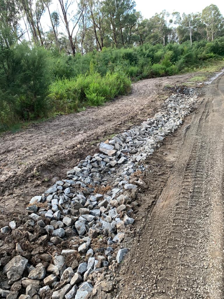 Road shoulder compacted with rocks