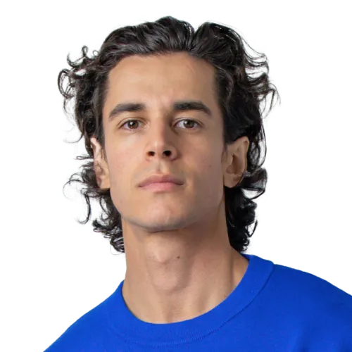 Portrait photo of Izzy as an introduction