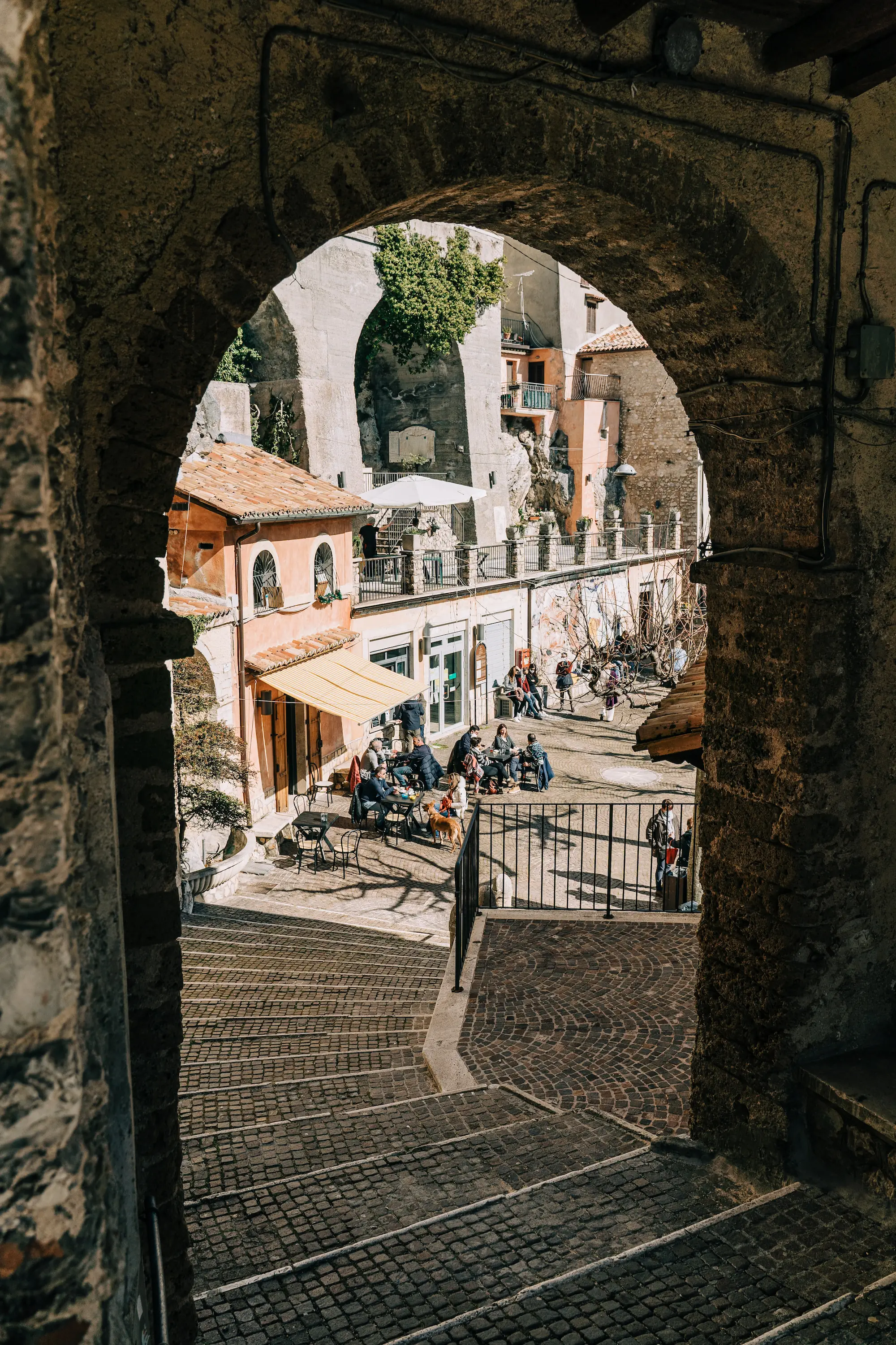 Immagine di un arco attraverso il quale si intravede uno scorcio di un paese della regione Lazio