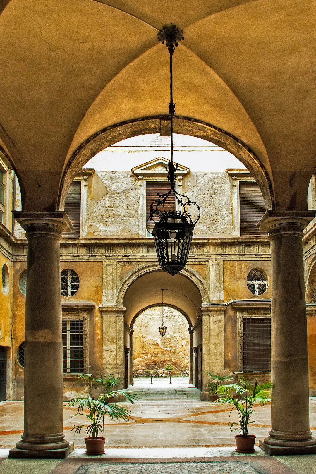 immagine di un portico della città di Bologna