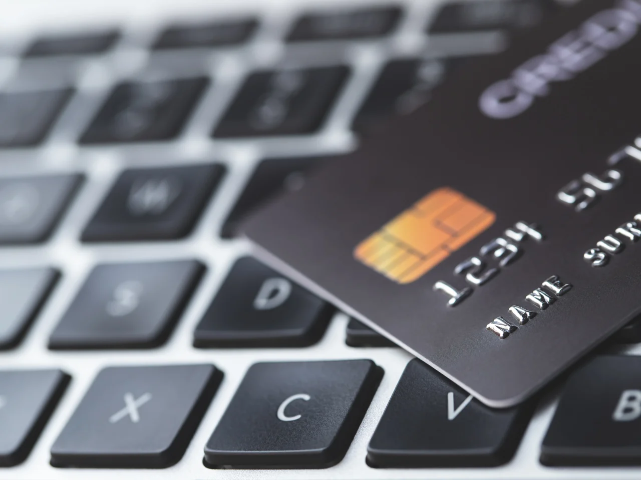 So sánh các loại thẻ Visa thanh toán quốc tế từ nhiều ngân hàng khác nhau.