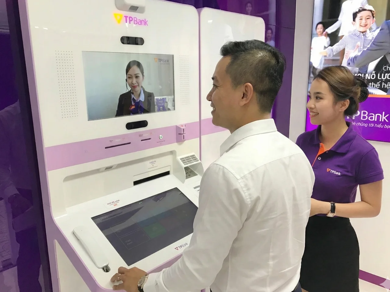 Nhân viên hỗ trợ tại LiveBank