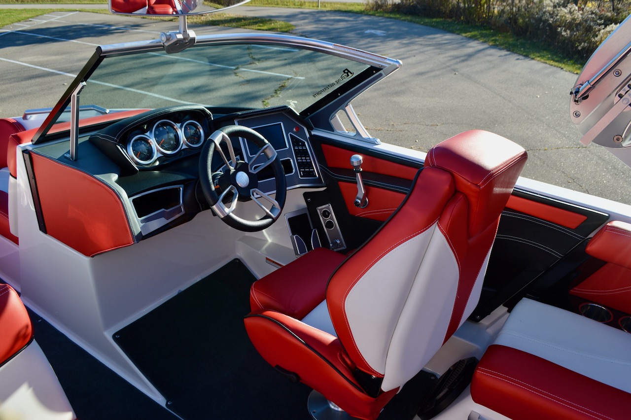 2019 Mastercraft XT20 with Trailer | Redline Watersports | Helm and driver's seat