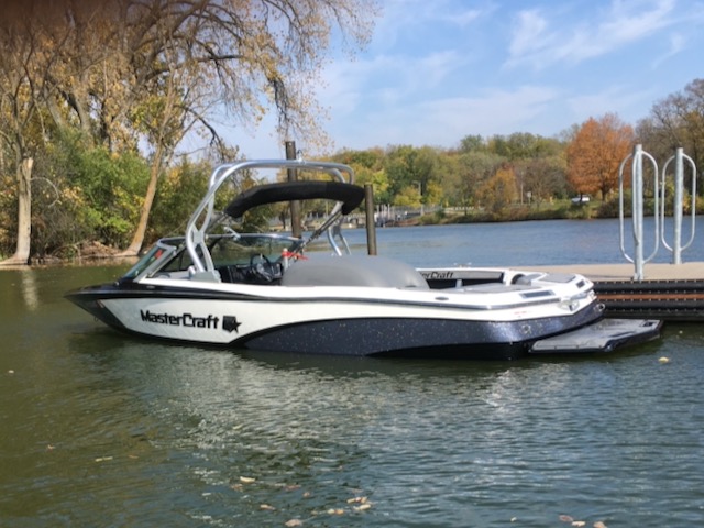 2019 Mastercraft ProStar_4390_Side View in water