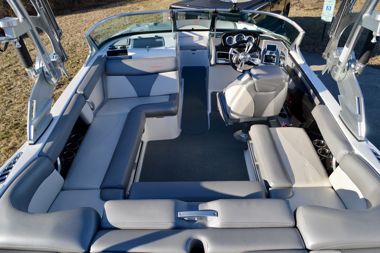 2018 Mastercraft XT20 from Redline Watersports | Cockpit view