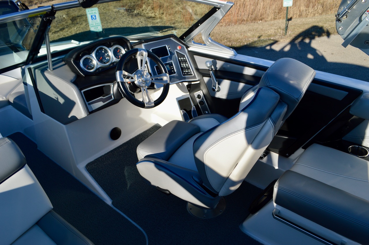 2018 Mastercraft XT20 from Redline Watersports | Helm and driver's seat