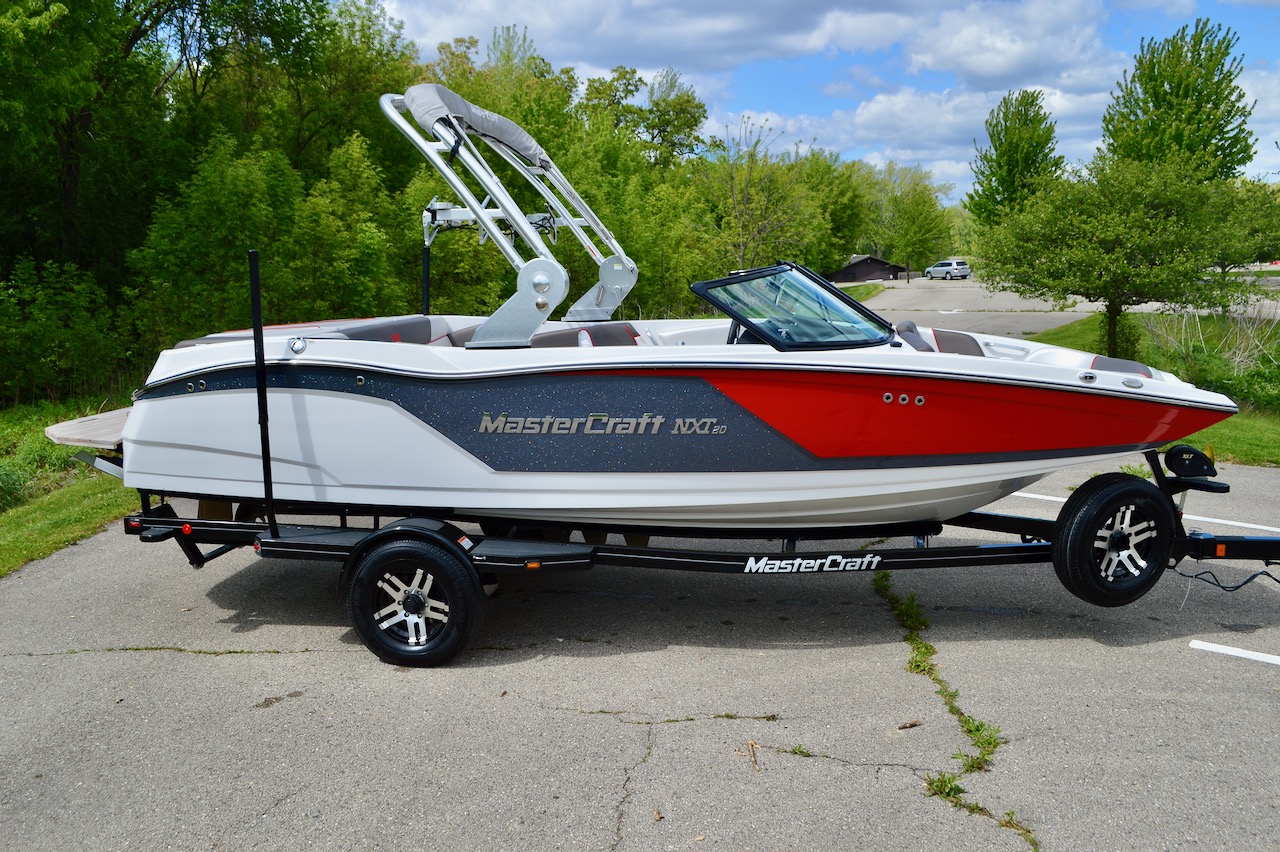 2018 Mastercraft NXT20 from Redline | Side view featuring gunmetal flake