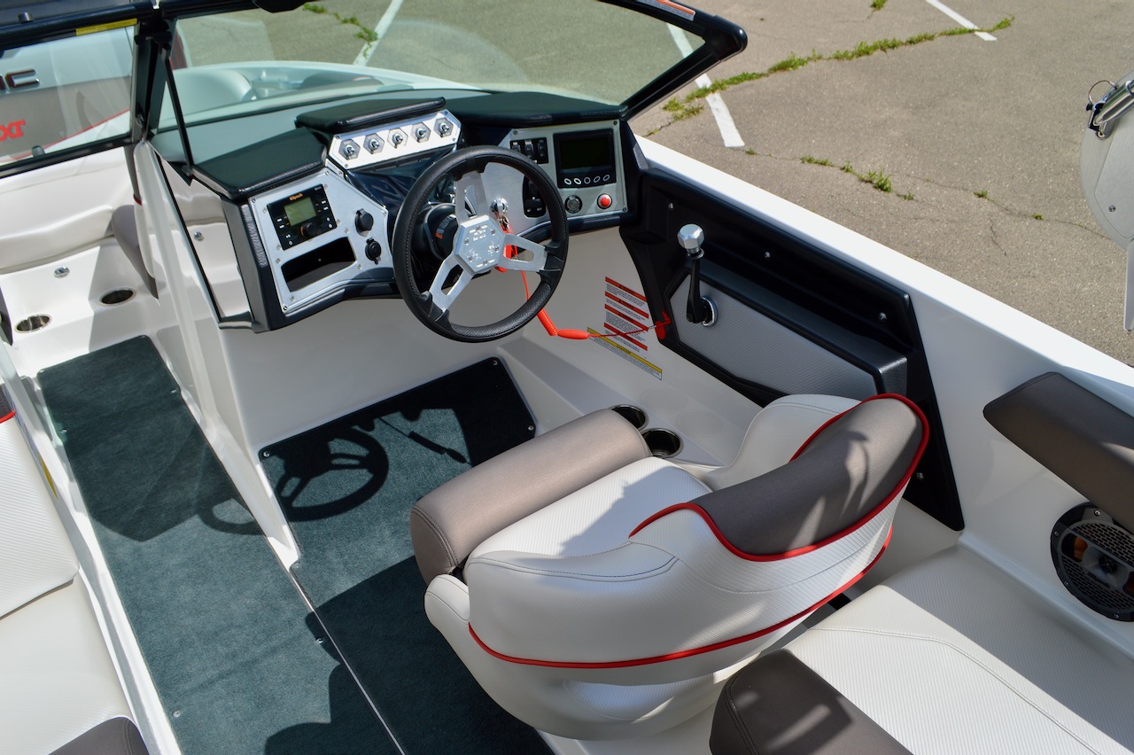 2018 Mastercraft NXT20 from Redline | Helm and driver's seat view