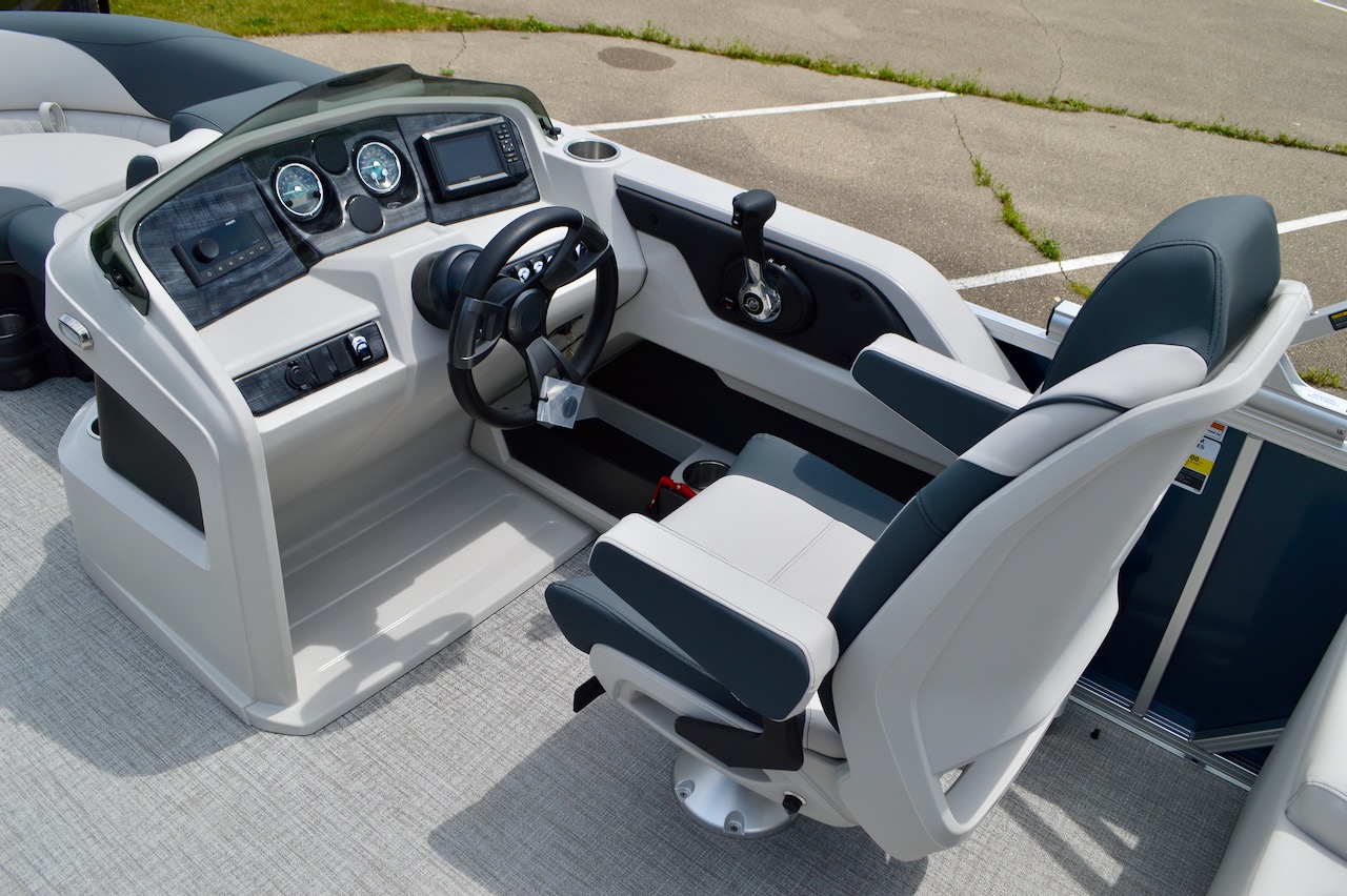 2026 Avalon LSZ from Redline Watersports helm view