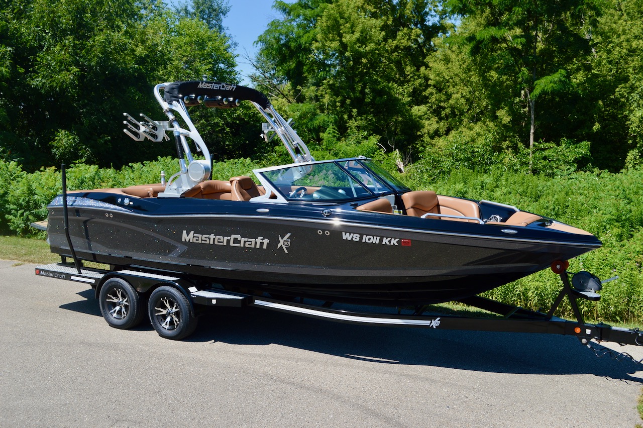 2016 Mastercraft X30 from Redline Watersports | Side View Starboard with Trailer
