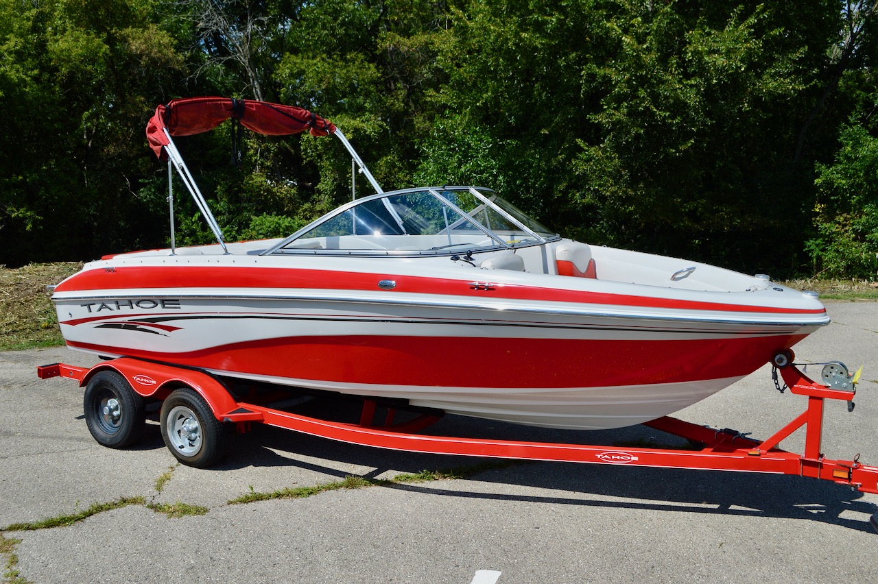 2006 Tahoe Q6 from Redline Watersports | Starboard side view with trailer