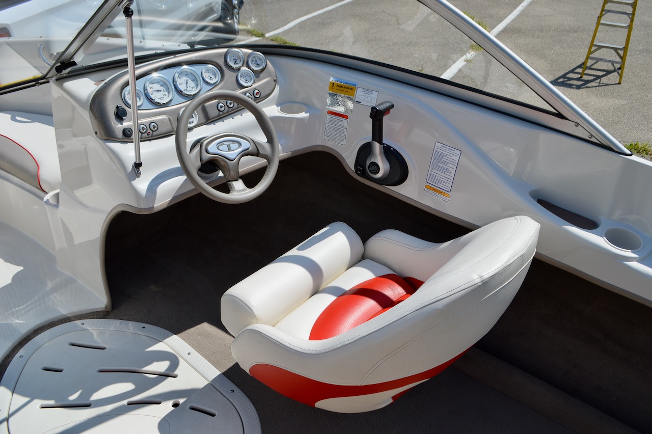 2006 Tahoe Q6 from Redline Watersports | Helm area