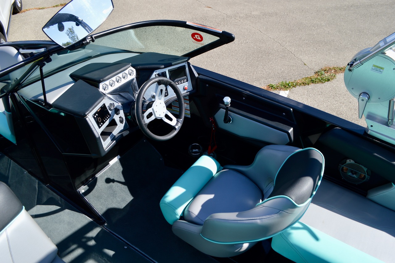 2018 Mastercraft NXT20 | Redline Watersports | Helm and Driver's Seat