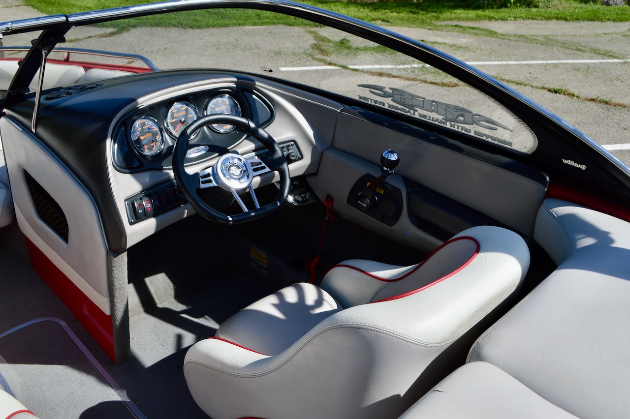 2005 Malibu Sunsetter XTi | Redline Watersports | Helm area