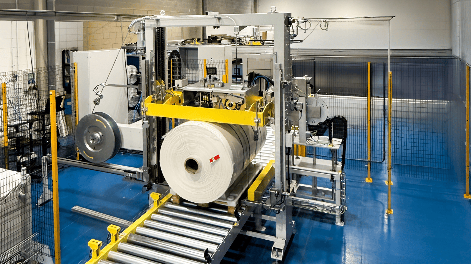 Savia diseña e implanta una instalación intermedia automatizada para la gestión de bobinas de plástico