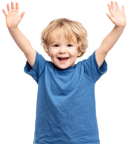 wesoły chłopiec w niebieskiej koszulce