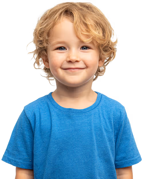 uśmiechnięty chłopiec w niebieskiej koszulce