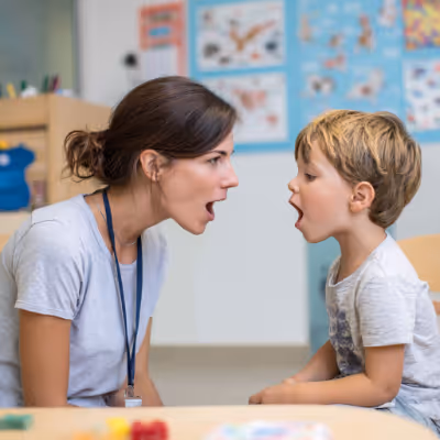 Pani logopedka weiczy wymowę z chłopcem