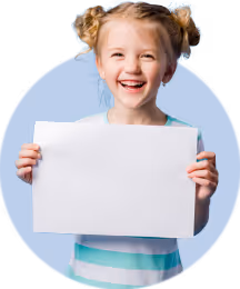 Uśmiechnięta dziewczynka trzymająca kartkę papieru przed sobą.