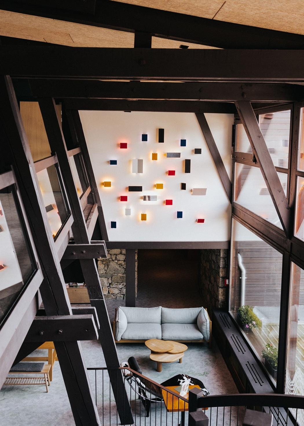 Living room area and Perriand wall lamps | La Cachette Arc 1600 Friendly Hotels