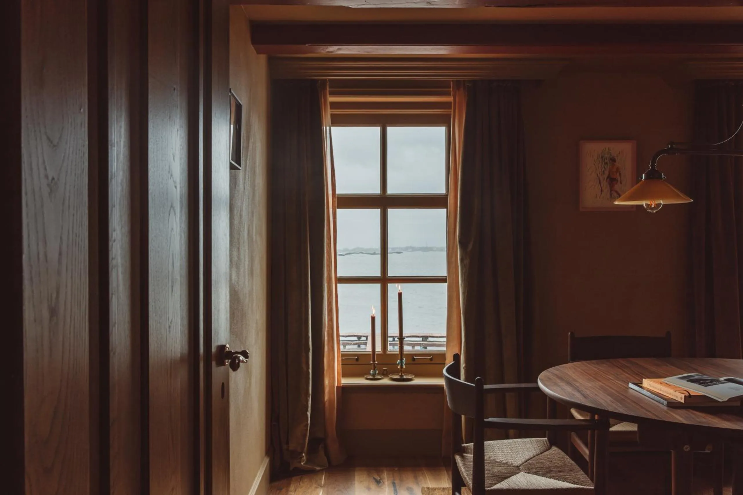 De Durgerdam suite with timber panelling and a window overlooking Lake IJmeer