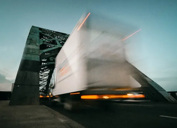 Camion de livraison pièce usinée
