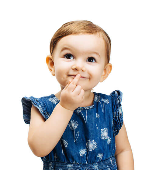 Dwulatnia dziewczynka trzyma palec na ustach jakby się zastanawiała.