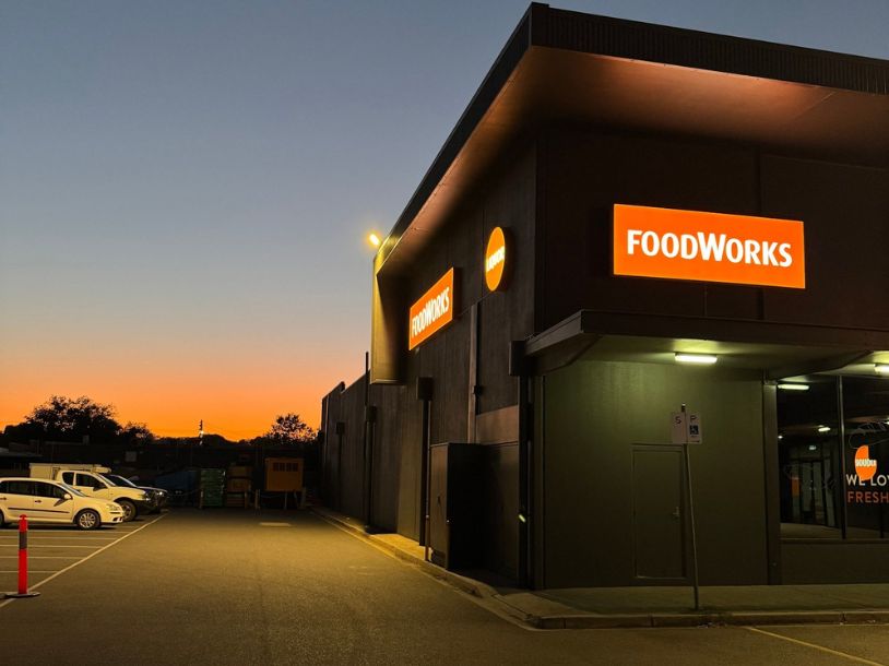 Business Signage vs Traditional Signage