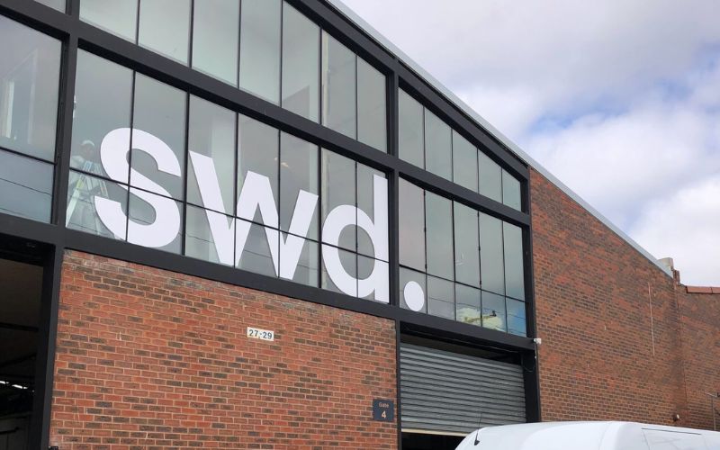 Why Your Vinyl Signage Keeps Peeling And the Adhesive Fix_vinyl signage installation
